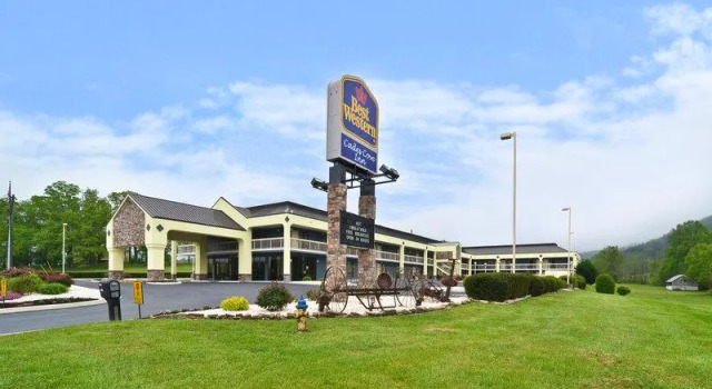 Кровать в общем номере Best Western Cades Cove Inn
