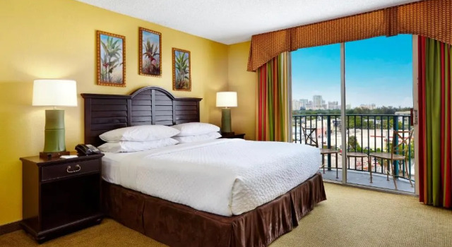 Двухместный люкс с 2 комнатами с балконом Embassy Suites by Hilton Fort Lauderdale 17th Street