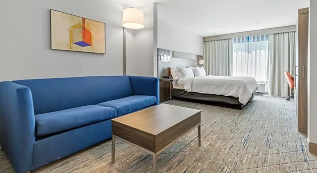 Двухместный люкс с 2 комнатами Holiday Inn Express & Suites Starkville by IHG
