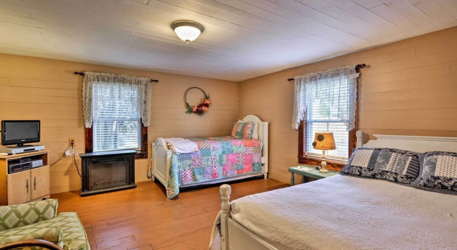 'lil Red Hen' Cottage in the Boone Area w/ Hot Tub, Boek Vakantiehuis West Jefferson North Carolina