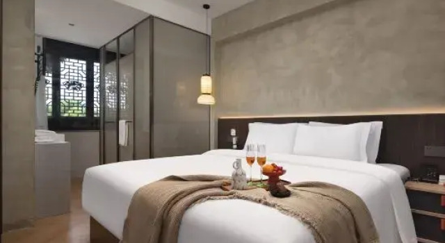 Люкс c 1 комнатой с балконом и с видом на озеро Swan Lake hotel (Taierzhuang Ancient City Scenic Area Branch)