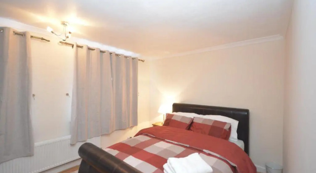 London Luxury 5 Bedroom House 2 min walk to the Tube Station