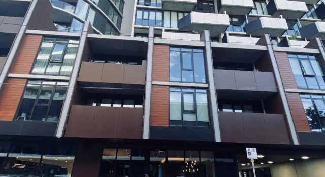 Апартаменты Luxury African themed apartment☆10min to MCG & Swan St☆On-site Parking☆Balcony☆Rooftop deck☆Gym☆