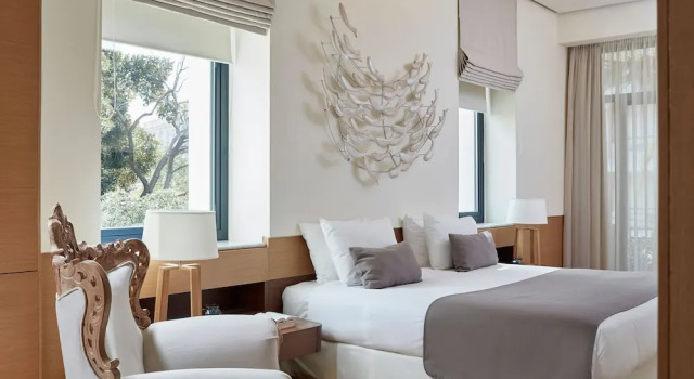 Полулюкс с балконом Avra City Boutique Hotel