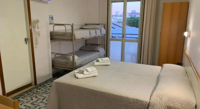 Четырёхместный номер Standard с балконом Hotel Levante Convenzionato con Oltremare