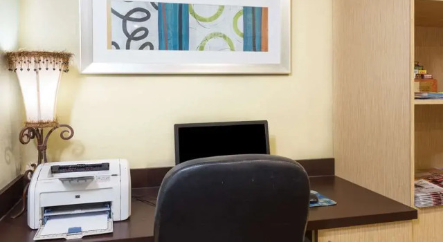 Ramada Limited And Suites Airport/Fair/Expo Center, Забронировать Отель Отели Луисвилл 3 звезды, 3*