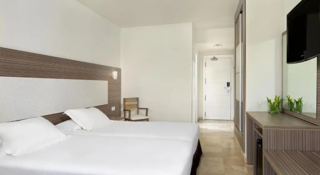 Двухместный номер с видом на бассейн H10 Cambrils Playa