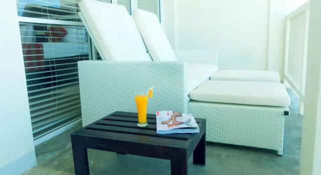 Люкс с балконом Beacon Beach Hotel