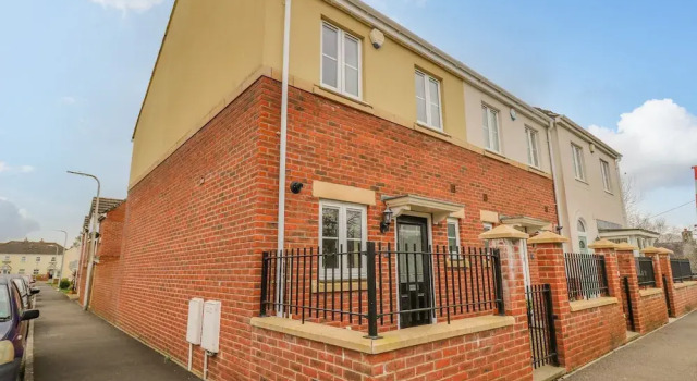 6 Erwr Brenhinoedd, Rezervați Hotel Llandybie Glamorgan