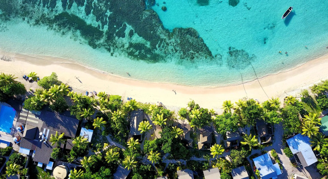 Кровать в общем номере Blue Lagoon Beach Resort