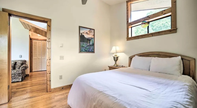 Mountain Views & Deck: Spacious Bryson City Home!, 预订 度假屋 布赖森城 Great Smoky Mountains