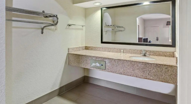 Двухместный номер Smoking Accessible  Super 8 by Wyndham Houston Hobby Airport South
