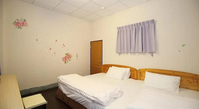Четырёхместный номер Standard Zhongshan Hostel