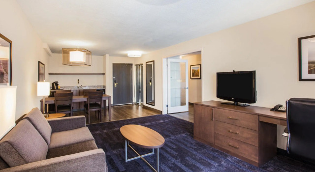 Двухместный люкс c 1 комнатой Holiday Inn & Suites Grande Prairie Conference Center by IHG