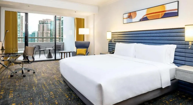 Двухместный номер клубный Premium с балконом voco Orchard Singapore by IHG