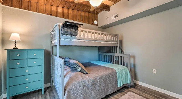 Коттедж Updated Oak Island Getaway Near Fishing Dock!