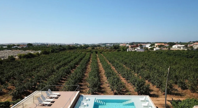 House With one Bedroom in Faro, With Shared Pool, Enclosed Garden and Wifi Near the Beach, Забронировать Отель Отели Алгарви с парковкой, Парковка