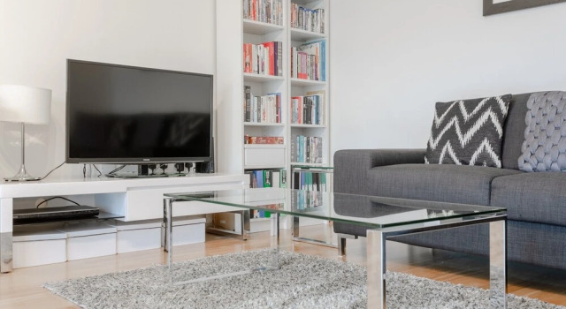 Modern 1 Bedroom Flat in Shadwell With Balcony, Забронировать Отель Отели Лондона 3 звезды, рядом с The Medieval Banquet, 3*