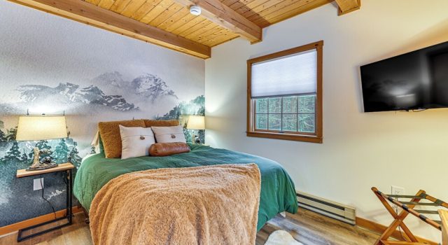 8 Mi to Mt Snow: 'cozy Bear Cabin' w/ Hot Tub!