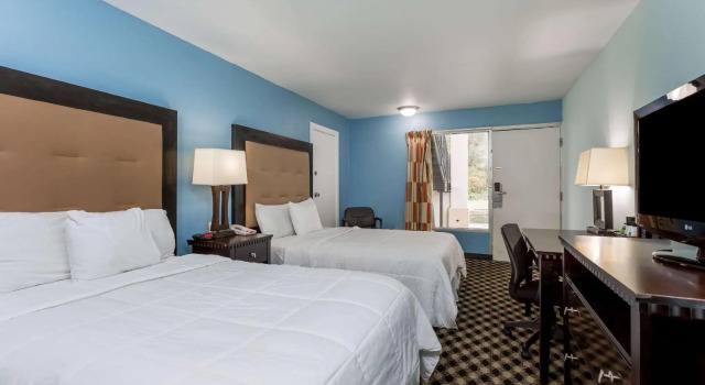 Четырёхместный номер Standard Days Inn by Wyndham Salisbury