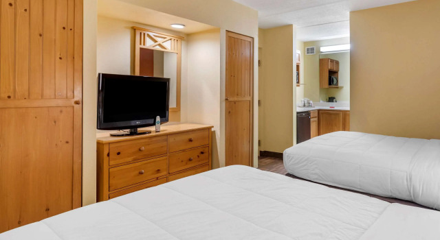 Четырёхместный номер Standard Econo Lodge Pigeon Forge Riverside
