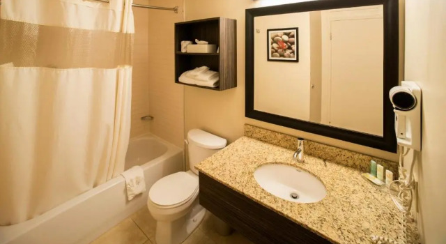 Четырёхместный номер Standard Quality Inn & Suites PE Trudeau Airport