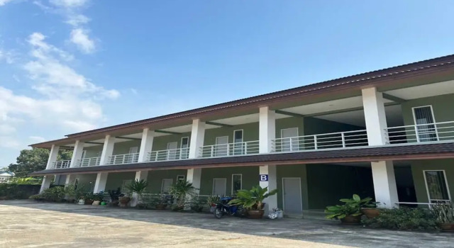OYO 75467 Baan Siripornchai 2, Varaa Hotelli Hotellit North-Eastern Thailand pysäköinnillä, Pysäköinti