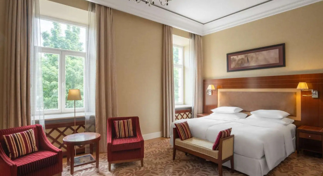 Двухместный номер Deluxe Grand Hotel Vilnius, Curio Collection by Hilton