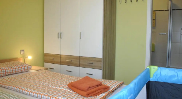 Beachside Apartment in Pepelow with Garden