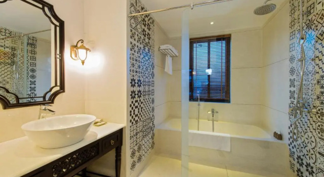 Двухместный номер Deluxe с балконом и с видом на бассейн Hoi An Rosemary Boutique Hotel & Spa - A Peaceful Retreat