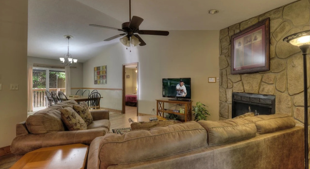 Bears Delight  320 - Three Bedroom Cabin