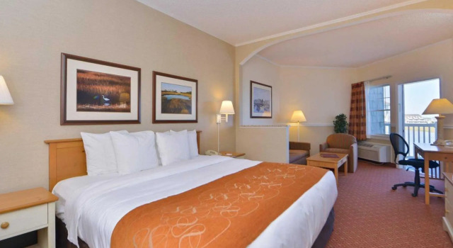 Люкс Comfort Suites Chincoteague Island Bayfront Resort