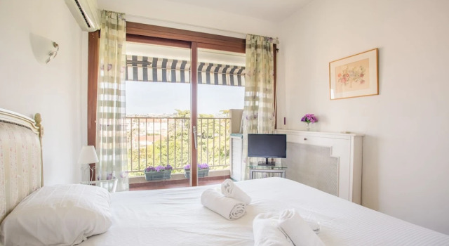 Large One BDRM flat A/C with fabulous Terrace Roof by Weekome