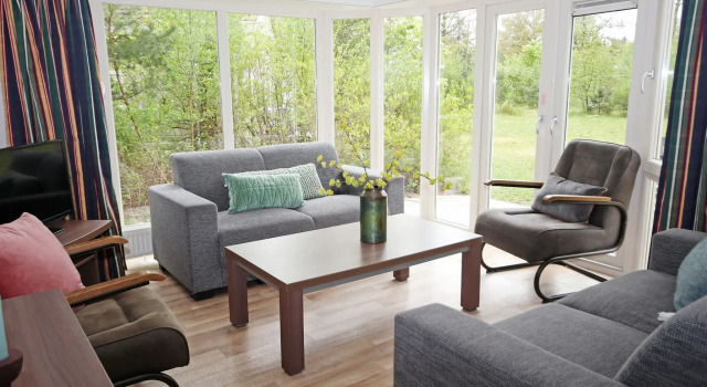 Nice chalet with dishwasher surrounded by greenery, Book Chalet Villaer i Appelscha, Villa