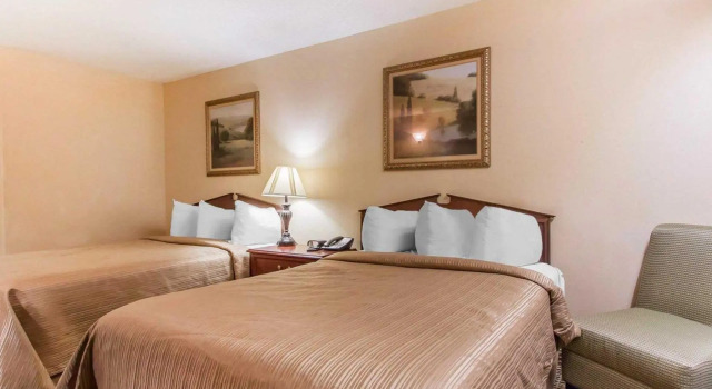 Четырёхместный номер Standard Quality Inn University Area
