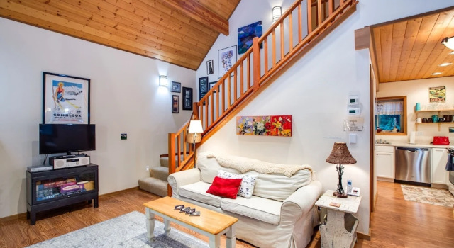 04SL - Hot Tub - BBQ - Pets OK - Sleeps 5, Buchen Sie Ferienhaus Hotels in Glacier mit Parkplatz, Parkplätze
