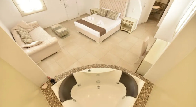 Трёхместный люкс Queen Elegant Suites