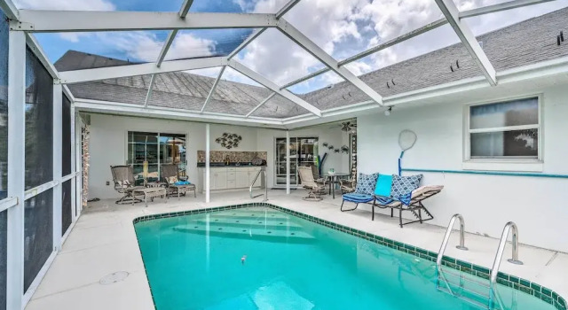 Waterfront Home w/ Dock, Kayaks, Pool + More!, Réserver Maison de vacances Crystal River 