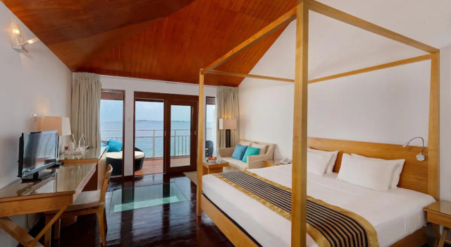 Бунгало Overwater Embudu Village Maldives