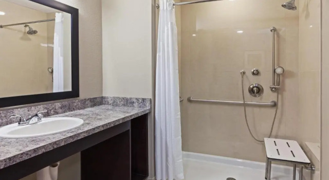 Четырёхместный номер Standard Holiday Inn Express & Suites Glenpool by IHG