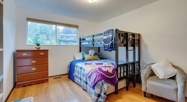 Expansive Lake Forest Park Home w/ Private Deck!, 예약 휴가용 주택 Lake Forest Park Washington