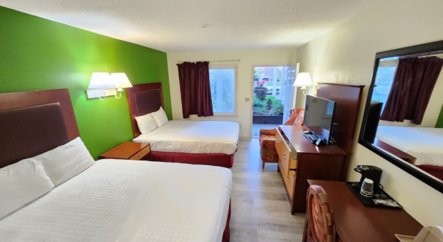 Четырёхместный номер Standard Elk Inn Motel I-77,Exit 85