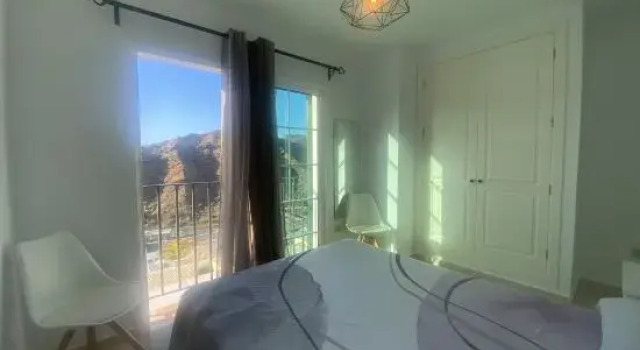 Апартаменты New Renovated Family Home Above Swimming Pool!
