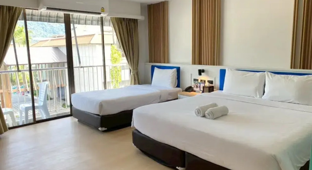 Трёхместный номер Deluxe с балконом Armoni Patong Beach Hotel