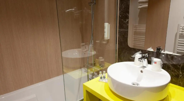 Трёхместный люкс Hôtel Le Kennedy, Clermont-Ferrand, The Originals Relais