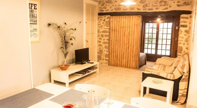 Charming Hunting Lodge near Loupian with garden