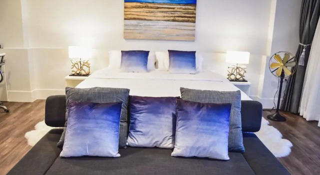 Студия с балконом и с видом на море Sandy Beach Condo 15E