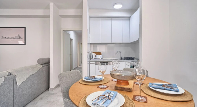 A1-luxury apt w big Balcony, 4 min Walk to Beach, Prenota Appartamento Splitska 