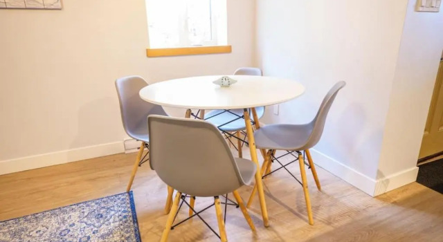 Storm Bay, Modern 1 Bed Suite and Chefs Kitchen, Забронировать Отель Отели Уклуэлет с парковкой, рядом с Huu-Mees-Ma-As Native Art Gallery, Парковка