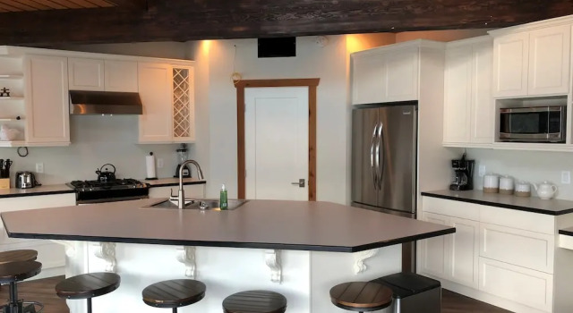Коттедж с видом на озеро The Lodge on Harrison Lake